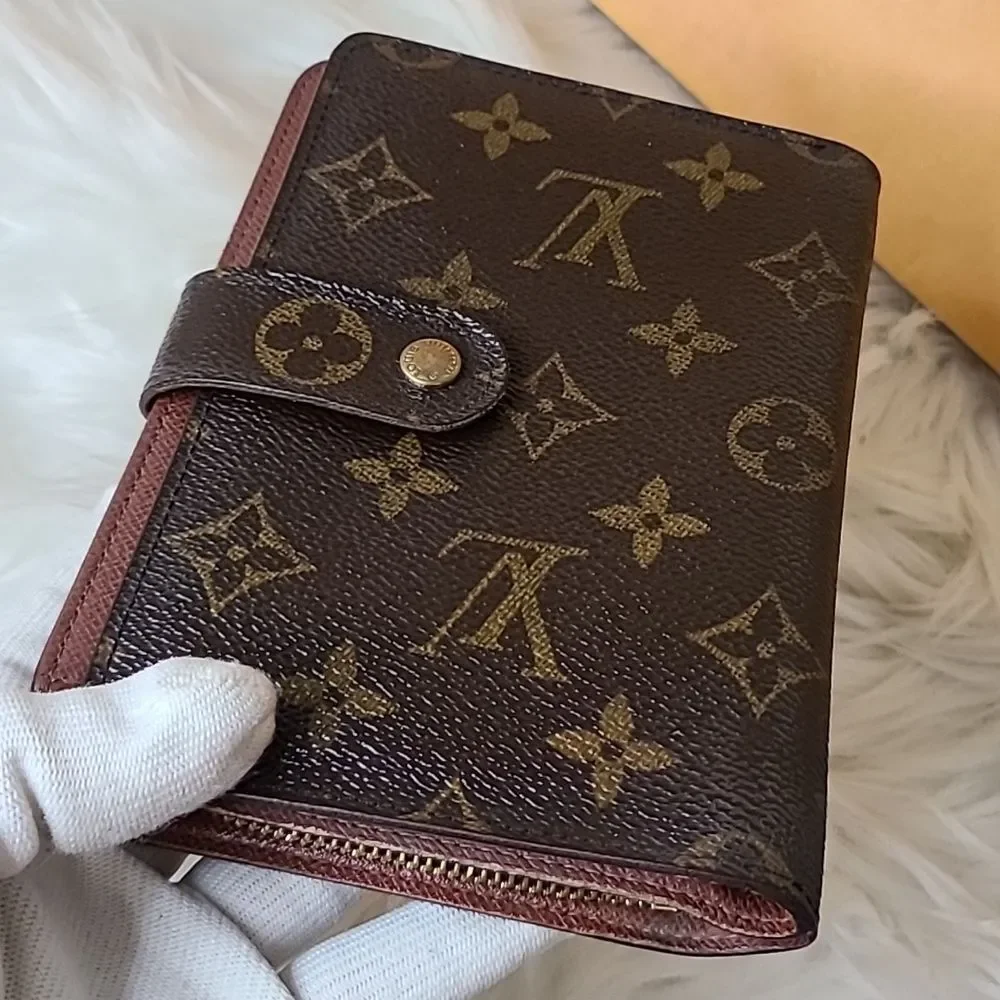 💯Authentic Louis Vuitton Mono Wallet 🍀